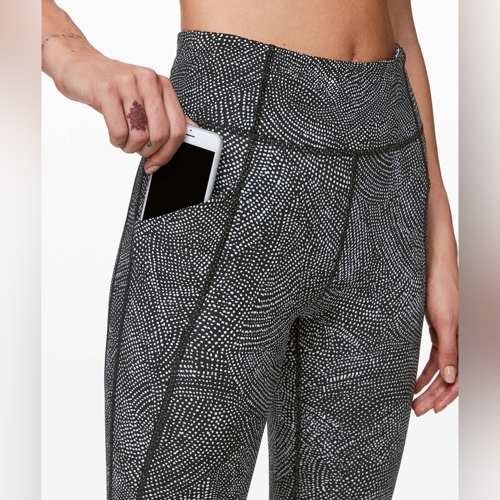 Lululemon Time To Sweat Crop in Free Spirit Alpine White Black - Size 8 - Picture 6 of 11